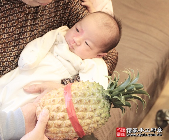 剃胎毛、滿月剃頭、嬰兒剃頭、嬰兒理髮、嬰兒剃髮、嬰兒剃胎毛、嬰兒滿月剃頭、寶寶剃頭、剃胎毛儀式、剃胎毛吉祥話、滿月剃頭儀式、滿月剃頭吉祥話、寶寶剃胎毛、寶寶滿月剃頭理髮、 台北士林區剃胎毛、台北士林區滿月剃頭、 台北士林區嬰兒剃頭剃胎毛、台北士林區嬰兒理髮、台北士林區嬰兒剃髮、蔡寶寶(台北士林區到府嬰兒寶寶滿月剃頭理髮、免費到府嬰兒剃胎毛儀式吉祥話)。到府剃頭剃胎毛主持、專業拍照、DVD光碟、證書。★購買「臍帶章、肚臍章、胎毛筆刷印章」贈送：剃頭、收涎、抓周，三選一。2015.12.13 照片12