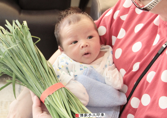 潘寶寶(台北南港區到府嬰兒寶寶滿月剃頭理髮、免費到府嬰兒剃胎毛儀式吉祥話)。到府剃頭剃胎毛主持、專業拍照、DVD光碟、證書。★購買「臍帶章、肚臍章、胎毛筆刷印章」贈送：剃頭、收涎、抓周，三選一。2015.11.22 照片10