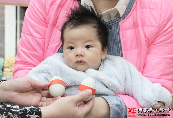 剃胎毛、滿月剃頭、嬰兒剃頭、嬰兒理髮、嬰兒剃髮、嬰兒剃胎毛、嬰兒滿月剃頭、寶寶剃頭、剃胎毛儀式、剃胎毛吉祥話、滿月剃頭儀式、滿月剃頭吉祥話、寶寶剃胎毛、寶寶滿月剃頭理髮、新北永和區剃胎毛、新北永和區滿月剃頭、新北永和區嬰兒剃頭剃胎毛、新北永和區嬰兒理髮、新北永和區嬰兒剃髮、曾寶寶(新北永和區嬰兒寶寶滿月剃頭理髮、免費嬰兒剃胎毛儀式吉祥話)。中國風會場，爸媽寶貝免費穿「日中韓」古裝禮服。專業拍照、DVD光碟、證書。★購買「臍帶章、肚臍章、胎毛筆刷印章」贈送：剃頭、收涎、抓周，三選一。2016.03.30  照片3