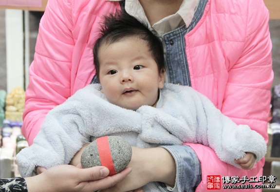 剃胎毛、滿月剃頭、嬰兒剃頭、嬰兒理髮、嬰兒剃髮、嬰兒剃胎毛、嬰兒滿月剃頭、寶寶剃頭、剃胎毛儀式、剃胎毛吉祥話、滿月剃頭儀式、滿月剃頭吉祥話、寶寶剃胎毛、寶寶滿月剃頭理髮、新北永和區剃胎毛、新北永和區滿月剃頭、新北永和區嬰兒剃頭剃胎毛、新北永和區嬰兒理髮、新北永和區嬰兒剃髮、曾寶寶(新北永和區嬰兒寶寶滿月剃頭理髮、免費嬰兒剃胎毛儀式吉祥話)。中國風會場，爸媽寶貝免費穿「日中韓」古裝禮服。專業拍照、DVD光碟、證書。★購買「臍帶章、肚臍章、胎毛筆刷印章」贈送：剃頭、收涎、抓周，三選一。2016.03.30  照片4