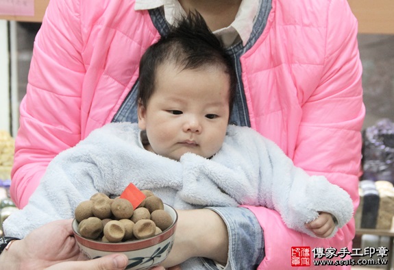 剃胎毛、滿月剃頭、嬰兒剃頭、嬰兒理髮、嬰兒剃髮、嬰兒剃胎毛、嬰兒滿月剃頭、寶寶剃頭、剃胎毛儀式、剃胎毛吉祥話、滿月剃頭儀式、滿月剃頭吉祥話、寶寶剃胎毛、寶寶滿月剃頭理髮、新北永和區剃胎毛、新北永和區滿月剃頭、新北永和區嬰兒剃頭剃胎毛、新北永和區嬰兒理髮、新北永和區嬰兒剃髮、曾寶寶(新北永和區嬰兒寶寶滿月剃頭理髮、免費嬰兒剃胎毛儀式吉祥話)。中國風會場，爸媽寶貝免費穿「日中韓」古裝禮服。專業拍照、DVD光碟、證書。★購買「臍帶章、肚臍章、胎毛筆刷印章」贈送：剃頭、收涎、抓周，三選一。2016.03.30  照片6