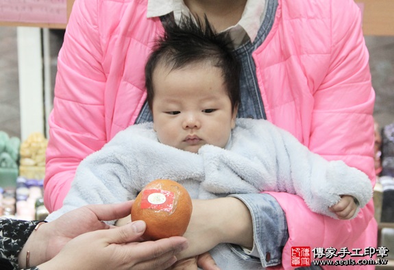 剃胎毛、滿月剃頭、嬰兒剃頭、嬰兒理髮、嬰兒剃髮、嬰兒剃胎毛、嬰兒滿月剃頭、寶寶剃頭、剃胎毛儀式、剃胎毛吉祥話、滿月剃頭儀式、滿月剃頭吉祥話、寶寶剃胎毛、寶寶滿月剃頭理髮、新北永和區剃胎毛、新北永和區滿月剃頭、新北永和區嬰兒剃頭剃胎毛、新北永和區嬰兒理髮、新北永和區嬰兒剃髮、曾寶寶(新北永和區嬰兒寶寶滿月剃頭理髮、免費嬰兒剃胎毛儀式吉祥話)。中國風會場，爸媽寶貝免費穿「日中韓」古裝禮服。專業拍照、DVD光碟、證書。★購買「臍帶章、肚臍章、胎毛筆刷印章」贈送：剃頭、收涎、抓周，三選一。2016.03.30  照片7