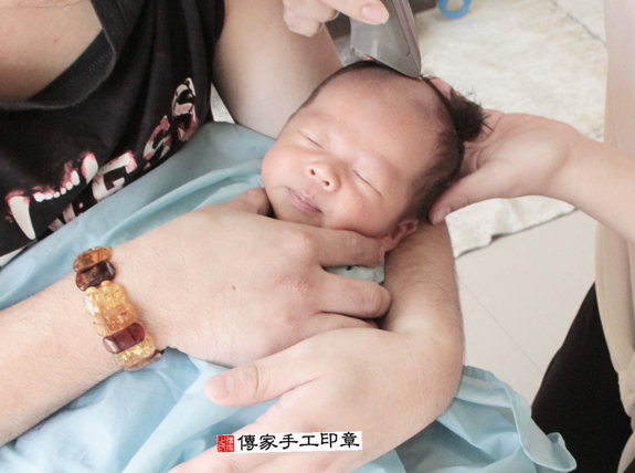 潘寶寶(台北南港區到府嬰兒寶寶滿月剃頭理髮、免費到府嬰兒剃胎毛儀式吉祥話)。到府剃頭剃胎毛主持、專業拍照、DVD光碟、證書。★購買「臍帶章、肚臍章、胎毛筆刷印章」贈送：剃頭、收涎、抓周，三選一。2015.11.22 照片16