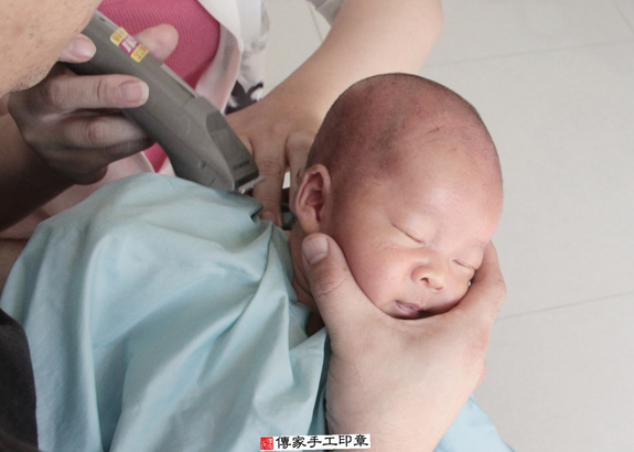 潘寶寶(台北南港區到府嬰兒寶寶滿月剃頭理髮、免費到府嬰兒剃胎毛儀式吉祥話)。到府剃頭剃胎毛主持、專業拍照、DVD光碟、證書。★購買「臍帶章、肚臍章、胎毛筆刷印章」贈送：剃頭、收涎、抓周，三選一。2015.11.22 照片17