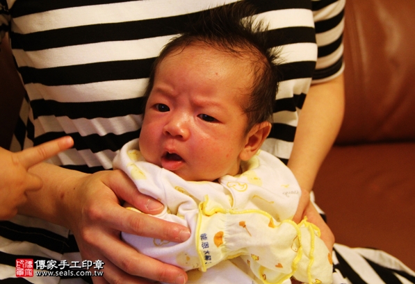 剃胎毛、滿月剃頭、嬰兒剃頭、嬰兒理髮、嬰兒剃髮、嬰兒剃胎毛、嬰兒滿月剃頭、寶寶剃頭、剃胎毛儀式、剃胎毛吉祥話、滿月剃頭儀式、滿月剃頭吉祥話、寶寶剃胎毛、寶寶滿月剃頭理髮、 台北北投區剃胎毛、台北北投區滿月剃頭、 台北北投區嬰兒剃頭剃胎毛、台北北投區嬰兒理髮、台北北投區嬰兒剃髮、林寶寶(台北北投區到府嬰兒寶寶滿月剃頭理髮、免費到府嬰兒剃胎毛儀式吉祥話)。到府剃頭剃胎毛主持、專業拍照、DVD光碟、證書。★購買「臍帶章、肚臍章、胎毛筆刷印章」贈送：剃頭、收涎、抓周，三選一。2016.04.24  照片2