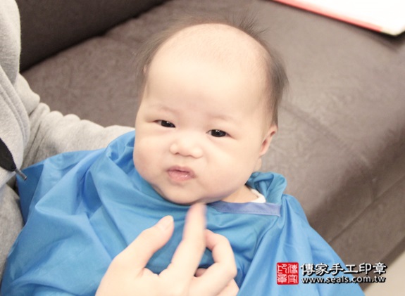 剃胎毛、滿月剃頭、嬰兒剃頭、嬰兒理髮、嬰兒剃髮、嬰兒剃胎毛、嬰兒滿月剃頭、寶寶剃頭、剃胎毛儀式、剃胎毛吉祥話、滿月剃頭儀式、滿月剃頭吉祥話、寶寶剃胎毛、寶寶滿月剃頭理髮、 新北泰山區剃胎毛、新北泰山區滿月剃頭、 新北泰山區嬰兒剃頭剃胎毛、新北泰山區嬰兒理髮、新北泰山區嬰兒剃髮、蔡寶寶(新北泰山區到府嬰兒寶寶滿月剃頭理髮、免費到府嬰兒剃胎毛儀式吉祥話)。到府剃頭剃胎毛主持、專業拍照、DVD光碟、證書。★購買「臍帶章、肚臍章、胎毛筆刷印章」贈送：剃頭、收涎、抓周，三選一。2016.01.23 照片16