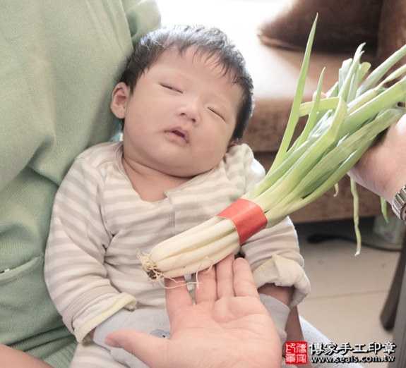 剃胎毛、滿月剃頭、嬰兒剃頭、嬰兒理髮、嬰兒剃髮、嬰兒剃胎毛、嬰兒滿月剃頭、寶寶剃頭、剃胎毛儀式、剃胎毛吉祥話、滿月剃頭儀式、滿月剃頭吉祥話、寶寶剃胎毛、寶寶滿月剃頭理髮、 新北中和區剃胎毛、新北中和區滿月剃頭、 新北中和區嬰兒剃頭剃胎毛、新北中和區嬰兒理髮、新北中和區嬰兒剃髮、謝寶寶(新北中和區到府嬰兒寶寶滿月剃頭理髮、免費到府嬰兒剃胎毛儀式吉祥話)。到府剃頭剃胎毛主持、專業拍照、DVD光碟、證書。★購買「臍帶章、肚臍章、胎毛筆刷印章」贈送：剃頭、收涎、抓周，三選一。2015.12.13 照片10