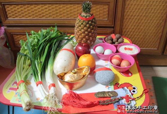 剃胎毛、滿月剃頭、嬰兒剃頭、嬰兒理髮、嬰兒剃髮、嬰兒剃胎毛、嬰兒滿月剃頭、寶寶剃頭、剃胎毛儀式、剃胎毛吉祥話、滿月剃頭儀式、滿月剃頭吉祥話、寶寶剃胎毛、寶寶滿月剃頭理髮、 新北汐止區剃胎毛、新北汐止區滿月剃頭、 新北汐止區嬰兒剃頭剃胎毛、新北汐止區嬰兒理髮、新北汐止區嬰兒剃髮、張寶寶(新北汐止區到府嬰兒寶寶滿月剃頭理髮、免費到府嬰兒剃胎毛儀式吉祥話)。到府剃頭剃胎毛主持、專業拍照、DVD光碟、證書。★購買「臍帶章、肚臍章、胎毛筆刷印章」贈送：剃頭、收涎、抓周，三選一。2016.01.25 照片1