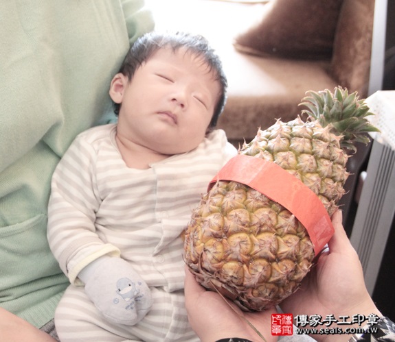 剃胎毛、滿月剃頭、嬰兒剃頭、嬰兒理髮、嬰兒剃髮、嬰兒剃胎毛、嬰兒滿月剃頭、寶寶剃頭、剃胎毛儀式、剃胎毛吉祥話、滿月剃頭儀式、滿月剃頭吉祥話、寶寶剃胎毛、寶寶滿月剃頭理髮、 新北中和區剃胎毛、新北中和區滿月剃頭、 新北中和區嬰兒剃頭剃胎毛、新北中和區嬰兒理髮、新北中和區嬰兒剃髮、謝寶寶(新北中和區到府嬰兒寶寶滿月剃頭理髮、免費到府嬰兒剃胎毛儀式吉祥話)。到府剃頭剃胎毛主持、專業拍照、DVD光碟、證書。★購買「臍帶章、肚臍章、胎毛筆刷印章」贈送：剃頭、收涎、抓周，三選一。2015.12.13 照片12