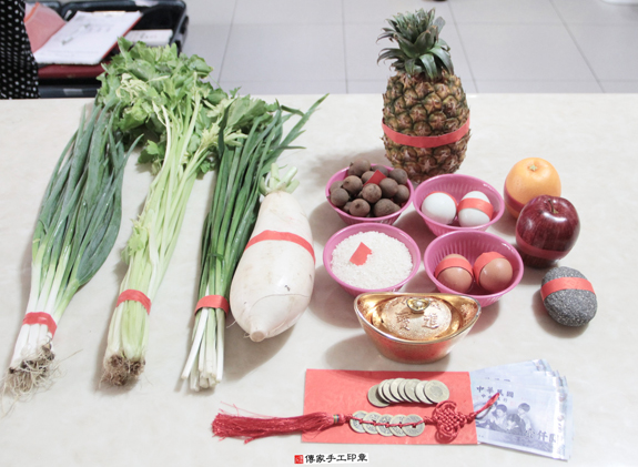 蔡寶寶(新北蘆洲區到府嬰兒寶寶滿月剃頭理髮、免費到府嬰兒剃胎毛儀式吉祥話)。到府剃頭剃胎毛主持、專業拍照、DVD光碟、證書。★購買「臍帶章、肚臍章、胎毛筆刷印章」贈送：剃頭、收涎、抓周，三選一。2015.11.23 照片1