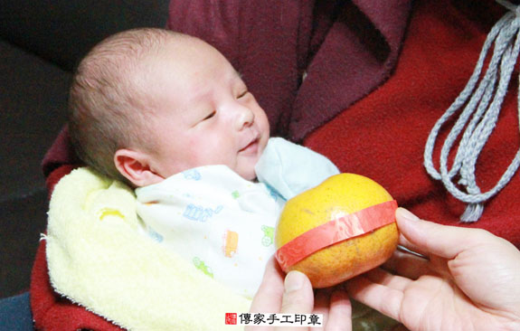 賴寶寶(新北永和區到府嬰兒寶寶滿月剃頭理髮、免費到府嬰兒剃胎毛儀式吉祥話)。到府剃頭剃胎毛主持、專業拍照、DVD光碟、證書。★購買「臍帶章、肚臍章、胎毛筆刷印章」贈送：剃頭、收涎、抓周，三選一。2015.03.13 照片7