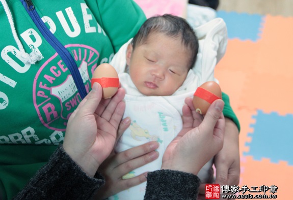 剃胎毛、滿月剃頭、嬰兒剃頭、嬰兒理髮、嬰兒剃髮、嬰兒剃胎毛、嬰兒滿月剃頭、寶寶剃頭、剃胎毛儀式、剃胎毛吉祥話、滿月剃頭儀式、滿月剃頭吉祥話、寶寶剃胎毛、寶寶滿月剃頭理髮、 新北汐止區剃胎毛、新北汐止區滿月剃頭、 新北汐止區嬰兒剃頭剃胎毛、新北汐止區嬰兒理髮、新北汐止區嬰兒剃髮、張寶寶(新北汐止區到府嬰兒寶寶滿月剃頭理髮、免費到府嬰兒剃胎毛儀式吉祥話)。到府剃頭剃胎毛主持、專業拍照、DVD光碟、證書。★購買「臍帶章、肚臍章、胎毛筆刷印章」贈送：剃頭、收涎、抓周，三選一。2016.01.25 照片3
