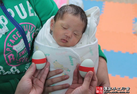 剃胎毛、滿月剃頭、嬰兒剃頭、嬰兒理髮、嬰兒剃髮、嬰兒剃胎毛、嬰兒滿月剃頭、寶寶剃頭、剃胎毛儀式、剃胎毛吉祥話、滿月剃頭儀式、滿月剃頭吉祥話、寶寶剃胎毛、寶寶滿月剃頭理髮、 新北汐止區剃胎毛、新北汐止區滿月剃頭、 新北汐止區嬰兒剃頭剃胎毛、新北汐止區嬰兒理髮、新北汐止區嬰兒剃髮、張寶寶(新北汐止區到府嬰兒寶寶滿月剃頭理髮、免費到府嬰兒剃胎毛儀式吉祥話)。到府剃頭剃胎毛主持、專業拍照、DVD光碟、證書。★購買「臍帶章、肚臍章、胎毛筆刷印章」贈送：剃頭、收涎、抓周，三選一。2016.01.25 照片4