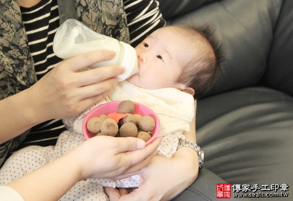 剃胎毛、滿月剃頭、嬰兒剃頭、嬰兒理髮、嬰兒剃髮、嬰兒剃胎毛、嬰兒滿月剃頭、寶寶剃頭、剃胎毛儀式、剃胎毛吉祥話、滿月剃頭儀式、滿月剃頭吉祥話、寶寶剃胎毛、寶寶滿月剃頭理髮、 新北永和區剃胎毛、新北永和區滿月剃頭、 新北永和區嬰兒剃頭剃胎毛、新北永和區嬰兒理髮、新北永和區嬰兒剃髮、周寶寶(新北永和區到府嬰兒寶寶滿月剃頭理髮、免費到府嬰兒剃胎毛儀式吉祥話)。到府剃頭剃胎毛主持、專業拍照、DVD光碟、證書。★購買「臍帶章、肚臍章、胎毛筆刷印章」贈送：剃頭、收涎、抓周，三選一。2016.03.31  照片6