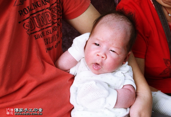 剃胎毛、滿月剃頭、嬰兒剃頭、嬰兒理髮、嬰兒剃髮、嬰兒剃胎毛、嬰兒滿月剃頭、寶寶剃頭、剃胎毛儀式、剃胎毛吉祥話、滿月剃頭儀式、滿月剃頭吉祥話、寶寶剃胎毛、寶寶滿月剃頭理髮、 新北新莊區剃胎毛、新北新莊區滿月剃頭、 新北新莊區嬰兒剃頭剃胎毛、新北新莊區嬰兒理髮、新北新莊區嬰兒剃髮、陳寶寶(新北新莊區到府嬰兒寶寶滿月剃頭理髮、免費到府嬰兒剃胎毛儀式吉祥話)。到府剃頭剃胎毛主持、專業拍照、DVD光碟、證書。★購買「臍帶章、肚臍章、胎毛筆刷印章」贈送：剃頭、收涎、抓周，三選一。2016.04.24  照片2
