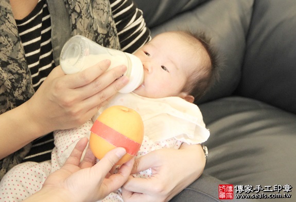 剃胎毛、滿月剃頭、嬰兒剃頭、嬰兒理髮、嬰兒剃髮、嬰兒剃胎毛、嬰兒滿月剃頭、寶寶剃頭、剃胎毛儀式、剃胎毛吉祥話、滿月剃頭儀式、滿月剃頭吉祥話、寶寶剃胎毛、寶寶滿月剃頭理髮、 新北永和區剃胎毛、新北永和區滿月剃頭、 新北永和區嬰兒剃頭剃胎毛、新北永和區嬰兒理髮、新北永和區嬰兒剃髮、周寶寶(新北永和區到府嬰兒寶寶滿月剃頭理髮、免費到府嬰兒剃胎毛儀式吉祥話)。到府剃頭剃胎毛主持、專業拍照、DVD光碟、證書。★購買「臍帶章、肚臍章、胎毛筆刷印章」贈送：剃頭、收涎、抓周，三選一。2016.03.31  照片8