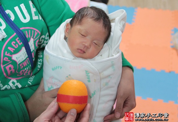剃胎毛、滿月剃頭、嬰兒剃頭、嬰兒理髮、嬰兒剃髮、嬰兒剃胎毛、嬰兒滿月剃頭、寶寶剃頭、剃胎毛儀式、剃胎毛吉祥話、滿月剃頭儀式、滿月剃頭吉祥話、寶寶剃胎毛、寶寶滿月剃頭理髮、 新北汐止區剃胎毛、新北汐止區滿月剃頭、 新北汐止區嬰兒剃頭剃胎毛、新北汐止區嬰兒理髮、新北汐止區嬰兒剃髮、張寶寶(新北汐止區到府嬰兒寶寶滿月剃頭理髮、免費到府嬰兒剃胎毛儀式吉祥話)。到府剃頭剃胎毛主持、專業拍照、DVD光碟、證書。★購買「臍帶章、肚臍章、胎毛筆刷印章」贈送：剃頭、收涎、抓周，三選一。2016.01.25 照片9