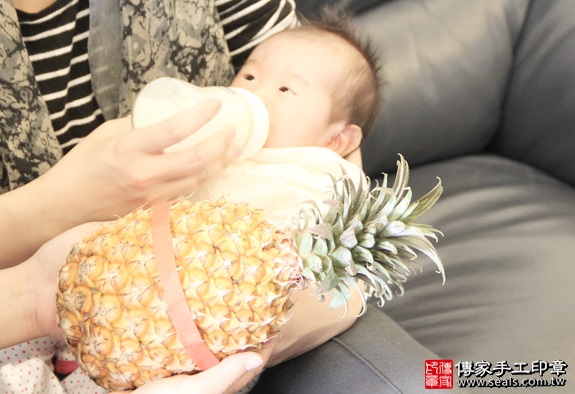 剃胎毛、滿月剃頭、嬰兒剃頭、嬰兒理髮、嬰兒剃髮、嬰兒剃胎毛、嬰兒滿月剃頭、寶寶剃頭、剃胎毛儀式、剃胎毛吉祥話、滿月剃頭儀式、滿月剃頭吉祥話、寶寶剃胎毛、寶寶滿月剃頭理髮、 新北永和區剃胎毛、新北永和區滿月剃頭、 新北永和區嬰兒剃頭剃胎毛、新北永和區嬰兒理髮、新北永和區嬰兒剃髮、周寶寶(新北永和區到府嬰兒寶寶滿月剃頭理髮、免費到府嬰兒剃胎毛儀式吉祥話)。到府剃頭剃胎毛主持、專業拍照、DVD光碟、證書。★購買「臍帶章、肚臍章、胎毛筆刷印章」贈送：剃頭、收涎、抓周，三選一。2016.03.31  照片13