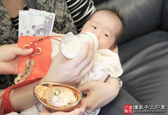 剃胎毛、滿月剃頭、嬰兒剃頭、嬰兒理髮、嬰兒剃髮、嬰兒剃胎毛、嬰兒滿月剃頭、寶寶剃頭、剃胎毛儀式、剃胎毛吉祥話、滿月剃頭儀式、滿月剃頭吉祥話、寶寶剃胎毛、寶寶滿月剃頭理髮、 新北永和區剃胎毛、新北永和區滿月剃頭、 新北永和區嬰兒剃頭剃胎毛、新北永和區嬰兒理髮、新北永和區嬰兒剃髮、周寶寶(新北永和區到府嬰兒寶寶滿月剃頭理髮、免費到府嬰兒剃胎毛儀式吉祥話)。到府剃頭剃胎毛主持、專業拍照、DVD光碟、證書。★購買「臍帶章、肚臍章、胎毛筆刷印章」贈送：剃頭、收涎、抓周，三選一。2016.03.31  照片14