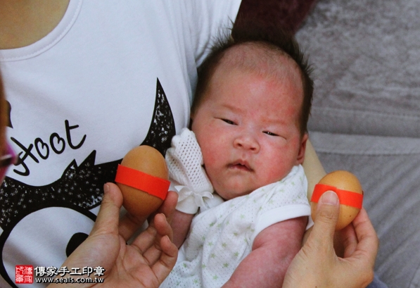 剃胎毛、滿月剃頭、嬰兒剃頭、嬰兒理髮、嬰兒剃髮、嬰兒剃胎毛、嬰兒滿月剃頭、寶寶剃頭、剃胎毛儀式、剃胎毛吉祥話、滿月剃頭儀式、滿月剃頭吉祥話、寶寶剃胎毛、寶寶滿月剃頭理髮、 新北新莊區剃胎毛、新北新莊區滿月剃頭、 新北新莊區嬰兒剃頭剃胎毛、新北新莊區嬰兒理髮、新北新莊區嬰兒剃髮、陳寶寶(新北新莊區到府嬰兒寶寶滿月剃頭理髮、免費到府嬰兒剃胎毛儀式吉祥話)。到府剃頭剃胎毛主持、專業拍照、DVD光碟、證書。★購買「臍帶章、肚臍章、胎毛筆刷印章」贈送：剃頭、收涎、抓周，三選一。2016.04.24  照片4