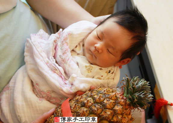 張寶寶(新北永和區到府嬰兒寶寶滿月剃頭理髮、免費到府嬰兒剃胎毛儀式吉祥話)。到府剃頭剃胎毛主持、專業拍照、DVD光碟、證書。★購買「臍帶章、肚臍章、胎毛筆刷印章」贈送：剃頭、收涎、抓周，三選一。2014.11.23 照片13