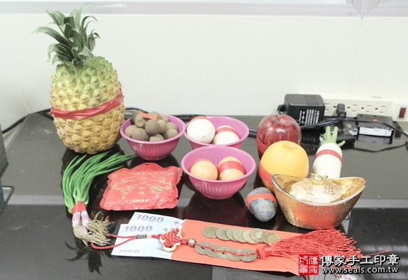 剃胎毛、滿月剃頭、嬰兒剃頭、嬰兒理髮、嬰兒剃髮、嬰兒剃胎毛、嬰兒滿月剃頭、寶寶剃頭、剃胎毛儀式、剃胎毛吉祥話、滿月剃頭儀式、滿月剃頭吉祥話、寶寶剃胎毛、寶寶滿月剃頭理髮、 新竹竹北市剃胎毛、新竹竹北市滿月剃頭、 新竹竹北市嬰兒剃頭剃胎毛、新竹竹北市嬰兒理髮、新竹竹北市嬰兒剃髮、陳寶寶(新竹竹北市到府嬰兒寶寶滿月剃頭理髮、免費到府嬰兒剃胎毛儀式吉祥話)。到府剃頭剃胎毛主持、專業拍照、DVD光碟、證書。★購買「臍帶章、肚臍章、胎毛筆刷印章」贈送：剃頭、收涎、抓周，三選一。2016.05.14  照片1