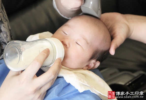 剃胎毛、滿月剃頭、嬰兒剃頭、嬰兒理髮、嬰兒剃髮、嬰兒剃胎毛、嬰兒滿月剃頭、寶寶剃頭、剃胎毛儀式、剃胎毛吉祥話、滿月剃頭儀式、滿月剃頭吉祥話、寶寶剃胎毛、寶寶滿月剃頭理髮、 新北永和區剃胎毛、新北永和區滿月剃頭、 新北永和區嬰兒剃頭剃胎毛、新北永和區嬰兒理髮、新北永和區嬰兒剃髮、周寶寶(新北永和區到府嬰兒寶寶滿月剃頭理髮、免費到府嬰兒剃胎毛儀式吉祥話)。到府剃頭剃胎毛主持、專業拍照、DVD光碟、證書。★購買「臍帶章、肚臍章、胎毛筆刷印章」贈送：剃頭、收涎、抓周，三選一。2016.03.31  照片15