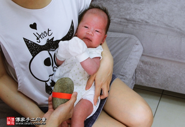 剃胎毛、滿月剃頭、嬰兒剃頭、嬰兒理髮、嬰兒剃髮、嬰兒剃胎毛、嬰兒滿月剃頭、寶寶剃頭、剃胎毛儀式、剃胎毛吉祥話、滿月剃頭儀式、滿月剃頭吉祥話、寶寶剃胎毛、寶寶滿月剃頭理髮、 新北新莊區剃胎毛、新北新莊區滿月剃頭、 新北新莊區嬰兒剃頭剃胎毛、新北新莊區嬰兒理髮、新北新莊區嬰兒剃髮、陳寶寶(新北新莊區到府嬰兒寶寶滿月剃頭理髮、免費到府嬰兒剃胎毛儀式吉祥話)。到府剃頭剃胎毛主持、專業拍照、DVD光碟、證書。★購買「臍帶章、肚臍章、胎毛筆刷印章」贈送：剃頭、收涎、抓周，三選一。2016.04.24  照片6