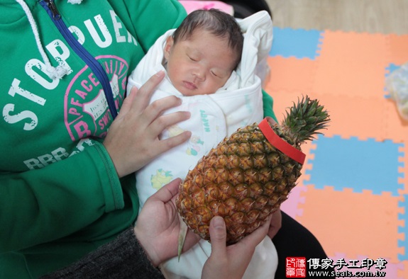 剃胎毛、滿月剃頭、嬰兒剃頭、嬰兒理髮、嬰兒剃髮、嬰兒剃胎毛、嬰兒滿月剃頭、寶寶剃頭、剃胎毛儀式、剃胎毛吉祥話、滿月剃頭儀式、滿月剃頭吉祥話、寶寶剃胎毛、寶寶滿月剃頭理髮、 新北汐止區剃胎毛、新北汐止區滿月剃頭、 新北汐止區嬰兒剃頭剃胎毛、新北汐止區嬰兒理髮、新北汐止區嬰兒剃髮、張寶寶(新北汐止區到府嬰兒寶寶滿月剃頭理髮、免費到府嬰兒剃胎毛儀式吉祥話)。到府剃頭剃胎毛主持、專業拍照、DVD光碟、證書。★購買「臍帶章、肚臍章、胎毛筆刷印章」贈送：剃頭、收涎、抓周，三選一。2016.01.25 照片14