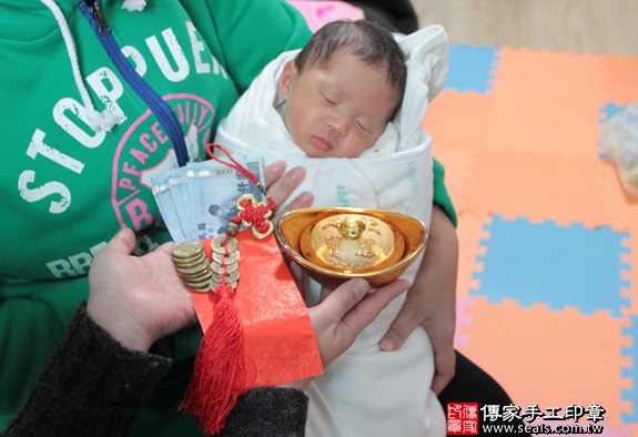 剃胎毛、滿月剃頭、嬰兒剃頭、嬰兒理髮、嬰兒剃髮、嬰兒剃胎毛、嬰兒滿月剃頭、寶寶剃頭、剃胎毛儀式、剃胎毛吉祥話、滿月剃頭儀式、滿月剃頭吉祥話、寶寶剃胎毛、寶寶滿月剃頭理髮、 新北汐止區剃胎毛、新北汐止區滿月剃頭、 新北汐止區嬰兒剃頭剃胎毛、新北汐止區嬰兒理髮、新北汐止區嬰兒剃髮、張寶寶(新北汐止區到府嬰兒寶寶滿月剃頭理髮、免費到府嬰兒剃胎毛儀式吉祥話)。到府剃頭剃胎毛主持、專業拍照、DVD光碟、證書。★購買「臍帶章、肚臍章、胎毛筆刷印章」贈送：剃頭、收涎、抓周，三選一。2016.01.25 照片15