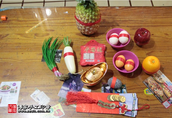 剃胎毛、滿月剃頭、嬰兒剃頭、嬰兒理髮、嬰兒剃髮、嬰兒剃胎毛、嬰兒滿月剃頭、寶寶剃頭、剃胎毛儀式、剃胎毛吉祥話、滿月剃頭儀式、滿月剃頭吉祥話、寶寶剃胎毛、寶寶滿月剃頭理髮、 新北板橋區剃胎毛、新北板橋區滿月剃頭、 新北板橋區嬰兒剃頭剃胎毛、新北板橋區嬰兒理髮、新北板橋區嬰兒剃髮、范寶寶(新北板橋區到府嬰兒寶寶滿月剃頭理髮、免費到府嬰兒剃胎毛儀式吉祥話)。到府剃頭剃胎毛主持、專業拍照、DVD光碟、證書。★購買「臍帶章、肚臍章、胎毛筆刷印章」贈送：剃頭、收涎、抓周，三選一。2016.01.25 照片1