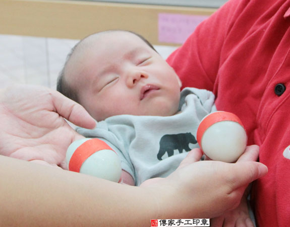 黃寶寶(新北永和區嬰兒寶寶滿月剃頭理髮、免費嬰兒剃胎毛儀式吉祥話)。中國風會場，爸媽寶貝免費穿「日中韓」古裝禮服。專業拍照、DVD光碟、證書。★購買「臍帶章、肚臍章、胎毛筆刷印章」贈送：剃頭、收涎、抓周，三選一。 2015.05.08 照片4