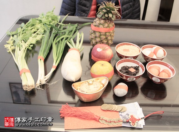 剃胎毛、滿月剃頭、嬰兒剃頭、嬰兒理髮、嬰兒剃髮、嬰兒剃胎毛、嬰兒滿月剃頭、寶寶剃頭、剃胎毛儀式、剃胎毛吉祥話、滿月剃頭儀式、滿月剃頭吉祥話、寶寶剃胎毛、寶寶滿月剃頭理髮、 台北內湖區剃胎毛、台北內湖區滿月剃頭、 台北內湖區嬰兒剃頭剃胎毛、台北內湖區嬰兒理髮、台北內湖區嬰兒剃髮、郭寶寶(台北內湖區到府嬰兒寶寶滿月剃頭理髮、免費到府嬰兒剃胎毛儀式吉祥話)。到府剃頭剃胎毛主持、專業拍照、DVD光碟、證書。★購買「臍帶章、肚臍章、胎毛筆刷印章」贈送：剃頭、收涎、抓周，三選一。2015.12.14 照片1
