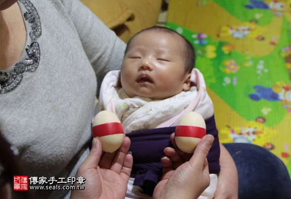剃胎毛、滿月剃頭、嬰兒剃頭、嬰兒理髮、嬰兒剃髮、嬰兒剃胎毛、嬰兒滿月剃頭、寶寶剃頭、剃胎毛儀式、剃胎毛吉祥話、滿月剃頭儀式、滿月剃頭吉祥話、寶寶剃胎毛、寶寶滿月剃頭理髮、 新北板橋區剃胎毛、新北板橋區滿月剃頭、 新北板橋區嬰兒剃頭剃胎毛、新北板橋區嬰兒理髮、新北板橋區嬰兒剃髮、范寶寶(新北板橋區到府嬰兒寶寶滿月剃頭理髮、免費到府嬰兒剃胎毛儀式吉祥話)。到府剃頭剃胎毛主持、專業拍照、DVD光碟、證書。★購買「臍帶章、肚臍章、胎毛筆刷印章」贈送：剃頭、收涎、抓周，三選一。2016.01.25 照片4