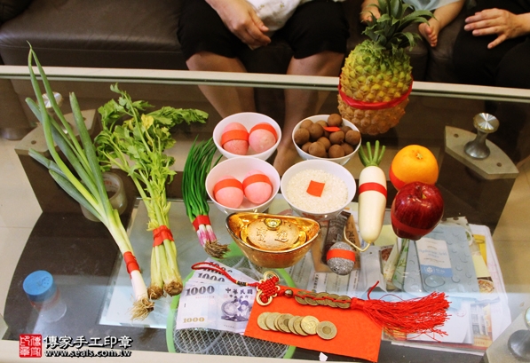 剃胎毛、滿月剃頭、嬰兒剃頭、嬰兒理髮、嬰兒剃髮、嬰兒剃胎毛、嬰兒滿月剃頭、寶寶剃頭、剃胎毛儀式、剃胎毛吉祥話、滿月剃頭儀式、滿月剃頭吉祥話、寶寶剃胎毛、寶寶滿月剃頭理髮、 新北板橋區剃胎毛、新北板橋區滿月剃頭、 新北板橋區嬰兒剃頭剃胎毛、新北板橋區嬰兒理髮、新北板橋區嬰兒剃髮、張寶寶(新北板橋區到府嬰兒寶寶滿月剃頭理髮、免費到府嬰兒剃胎毛儀式吉祥話)。到府剃頭剃胎毛主持、專業拍照、DVD光碟、證書。★購買「臍帶章、肚臍章、胎毛筆刷印章」贈送：剃頭、收涎、抓周，三選一。2016.04.25  照片1