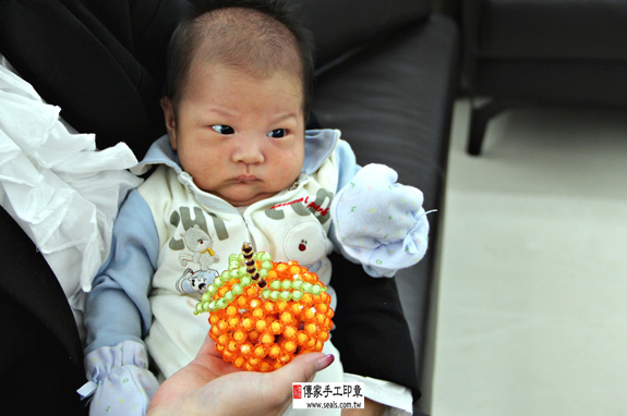 李寶寶(新北市三重區到府嬰兒寶寶滿月剃頭理髮、免費到府嬰兒剃胎毛儀式吉祥話)。到府剃頭剃胎毛主持、專業拍照、DVD光碟、證書。★購買「臍帶章、肚臍章、胎毛筆刷印章」贈送：剃頭、收涎、抓周，三選一。 2014.03.19 照片8