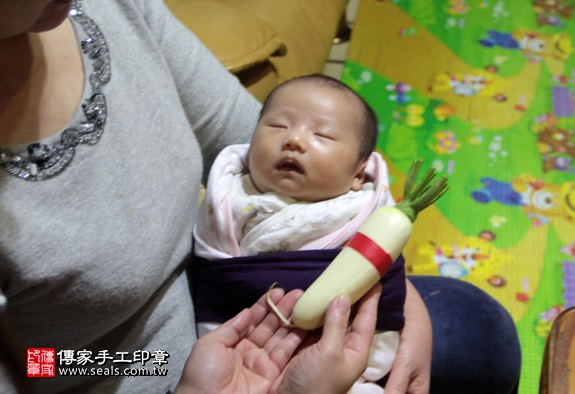 剃胎毛、滿月剃頭、嬰兒剃頭、嬰兒理髮、嬰兒剃髮、嬰兒剃胎毛、嬰兒滿月剃頭、寶寶剃頭、剃胎毛儀式、剃胎毛吉祥話、滿月剃頭儀式、滿月剃頭吉祥話、寶寶剃胎毛、寶寶滿月剃頭理髮、 新北板橋區剃胎毛、新北板橋區滿月剃頭、 新北板橋區嬰兒剃頭剃胎毛、新北板橋區嬰兒理髮、新北板橋區嬰兒剃髮、范寶寶(新北板橋區到府嬰兒寶寶滿月剃頭理髮、免費到府嬰兒剃胎毛儀式吉祥話)。到府剃頭剃胎毛主持、專業拍照、DVD光碟、證書。★購買「臍帶章、肚臍章、胎毛筆刷印章」贈送：剃頭、收涎、抓周，三選一。2016.01.25 照片10