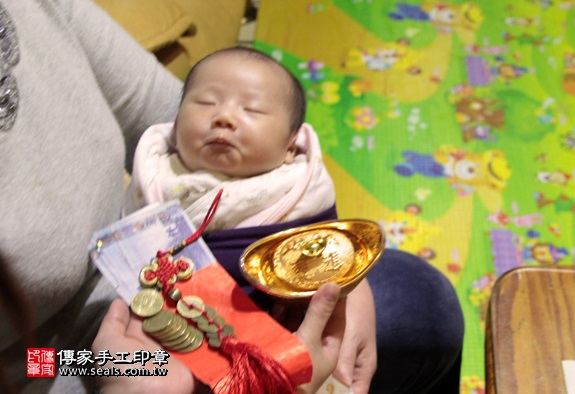剃胎毛、滿月剃頭、嬰兒剃頭、嬰兒理髮、嬰兒剃髮、嬰兒剃胎毛、嬰兒滿月剃頭、寶寶剃頭、剃胎毛儀式、剃胎毛吉祥話、滿月剃頭儀式、滿月剃頭吉祥話、寶寶剃胎毛、寶寶滿月剃頭理髮、 新北板橋區剃胎毛、新北板橋區滿月剃頭、 新北板橋區嬰兒剃頭剃胎毛、新北板橋區嬰兒理髮、新北板橋區嬰兒剃髮、范寶寶(新北板橋區到府嬰兒寶寶滿月剃頭理髮、免費到府嬰兒剃胎毛儀式吉祥話)。到府剃頭剃胎毛主持、專業拍照、DVD光碟、證書。★購買「臍帶章、肚臍章、胎毛筆刷印章」贈送：剃頭、收涎、抓周，三選一。2016.01.25 照片12
