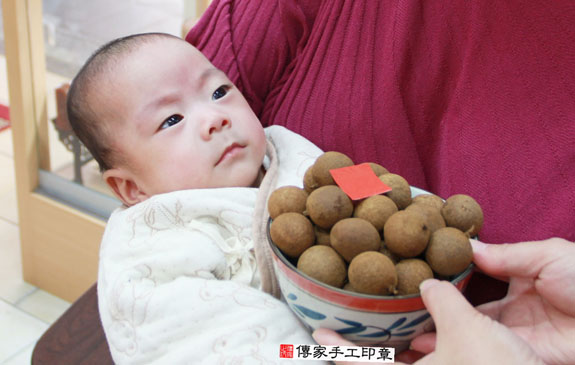 余寶寶(新北永和區嬰兒寶寶滿月剃頭理髮、免費嬰兒剃胎毛儀式吉祥話)。中國風會場，爸媽寶貝免費穿「日中韓」古裝禮服。專業拍照、DVD光碟、證書。★購買「臍帶章、肚臍章、胎毛筆刷印章」贈送：剃頭、收涎、抓周，三選一。 2015.03.29 照片6