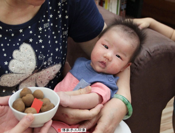 孟寶寶(台北內湖區到府嬰兒寶寶滿月剃頭理髮、免費到府嬰兒剃胎毛儀式吉祥話)。到府剃頭剃胎毛主持、專業拍照、DVD光碟、證書。★購買「臍帶章、肚臍章、胎毛筆刷印章」贈送：剃頭、收涎、抓周，三選一。2015.06.29 照片5