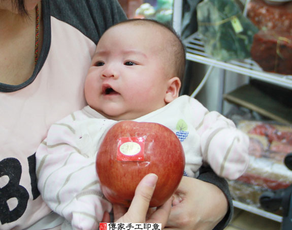 劉寶寶(新北永和區嬰兒寶寶滿月剃頭理髮、免費嬰兒剃胎毛儀式吉祥話)。中國風會場，爸媽寶貝免費穿「日中韓」古裝禮服。專業拍照、DVD光碟、證書。★購買「臍帶章、肚臍章、胎毛筆刷印章」贈送：剃頭、收涎、抓周，三選一。 2015.03.30 照片8