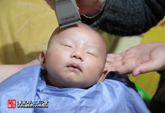 剃胎毛、滿月剃頭、嬰兒剃頭、嬰兒理髮、嬰兒剃髮、嬰兒剃胎毛、嬰兒滿月剃頭、寶寶剃頭、剃胎毛儀式、剃胎毛吉祥話、滿月剃頭儀式、滿月剃頭吉祥話、寶寶剃胎毛、寶寶滿月剃頭理髮、 新北板橋區剃胎毛、新北板橋區滿月剃頭、 新北板橋區嬰兒剃頭剃胎毛、新北板橋區嬰兒理髮、新北板橋區嬰兒剃髮、范寶寶(新北板橋區到府嬰兒寶寶滿月剃頭理髮、免費到府嬰兒剃胎毛儀式吉祥話)。到府剃頭剃胎毛主持、專業拍照、DVD光碟、證書。★購買「臍帶章、肚臍章、胎毛筆刷印章」贈送：剃頭、收涎、抓周，三選一。2016.01.25 照片15