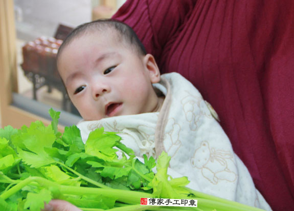 余寶寶(新北永和區嬰兒寶寶滿月剃頭理髮、免費嬰兒剃胎毛儀式吉祥話)。中國風會場，爸媽寶貝免費穿「日中韓」古裝禮服。專業拍照、DVD光碟、證書。★購買「臍帶章、肚臍章、胎毛筆刷印章」贈送：剃頭、收涎、抓周，三選一。 2015.03.29 照片10