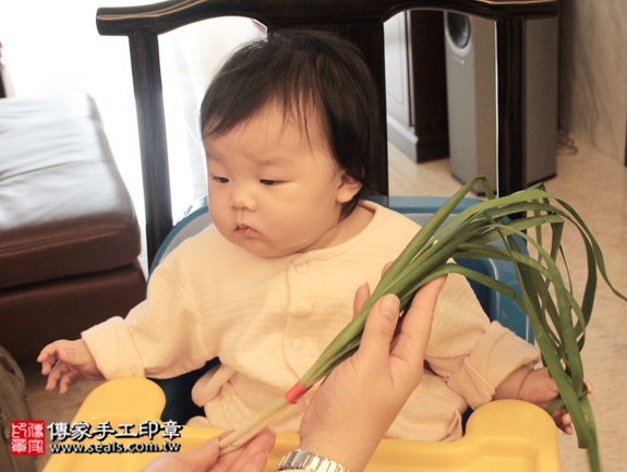 剃胎毛、滿月剃頭、嬰兒剃頭、嬰兒理髮、嬰兒剃髮、嬰兒剃胎毛、嬰兒滿月剃頭、寶寶剃頭、剃胎毛儀式、剃胎毛吉祥話、滿月剃頭儀式、滿月剃頭吉祥話、寶寶剃胎毛、寶寶滿月剃頭理髮、 台北內湖區剃胎毛、台北內湖區滿月剃頭、 台北內湖區嬰兒剃頭剃胎毛、台北內湖區嬰兒理髮、台北內湖區嬰兒剃髮、郭寶寶(台北內湖區到府嬰兒寶寶滿月剃頭理髮、免費到府嬰兒剃胎毛儀式吉祥話)。到府剃頭剃胎毛主持、專業拍照、DVD光碟、證書。★購買「臍帶章、肚臍章、胎毛筆刷印章」贈送：剃頭、收涎、抓周，三選一。2015.12.14 照片9