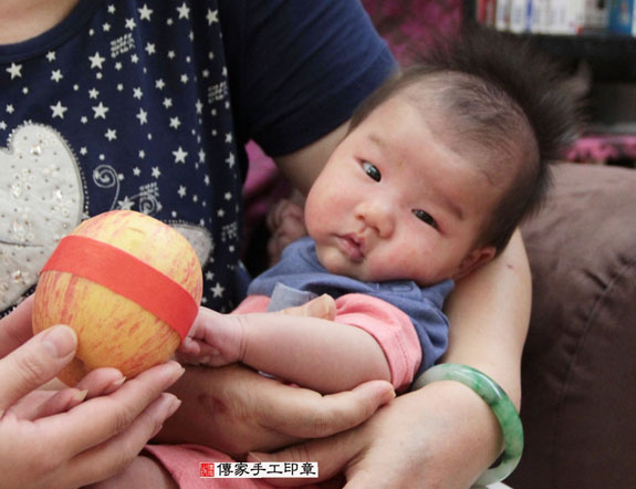 孟寶寶(台北內湖區到府嬰兒寶寶滿月剃頭理髮、免費到府嬰兒剃胎毛儀式吉祥話)。到府剃頭剃胎毛主持、專業拍照、DVD光碟、證書。★購買「臍帶章、肚臍章、胎毛筆刷印章」贈送：剃頭、收涎、抓周，三選一。2015.06.29 照片7