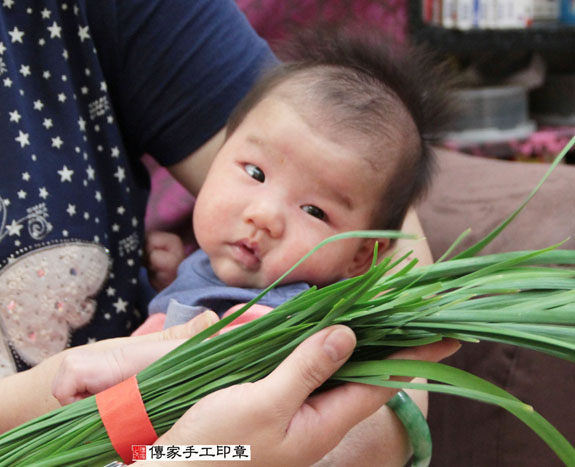 孟寶寶(台北內湖區到府嬰兒寶寶滿月剃頭理髮、免費到府嬰兒剃胎毛儀式吉祥話)。到府剃頭剃胎毛主持、專業拍照、DVD光碟、證書。★購買「臍帶章、肚臍章、胎毛筆刷印章」贈送：剃頭、收涎、抓周，三選一。2015.06.29 照片8