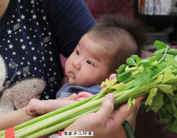 孟寶寶(台北內湖區到府嬰兒寶寶滿月剃頭理髮、免費到府嬰兒剃胎毛儀式吉祥話)。到府剃頭剃胎毛主持、專業拍照、DVD光碟、證書。★購買「臍帶章、肚臍章、胎毛筆刷印章」贈送：剃頭、收涎、抓周，三選一。2015.06.29 照片9