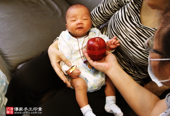 剃胎毛、滿月剃頭、嬰兒剃頭、嬰兒理髮、嬰兒剃髮、嬰兒剃胎毛、嬰兒滿月剃頭、寶寶剃頭、剃胎毛儀式、剃胎毛吉祥話、滿月剃頭儀式、滿月剃頭吉祥話、寶寶剃胎毛、寶寶滿月剃頭理髮、 新北板橋區剃胎毛、新北板橋區滿月剃頭、 新北板橋區嬰兒剃頭剃胎毛、新北板橋區嬰兒理髮、新北板橋區嬰兒剃髮、張寶寶(新北板橋區到府嬰兒寶寶滿月剃頭理髮、免費到府嬰兒剃胎毛儀式吉祥話)。到府剃頭剃胎毛主持、專業拍照、DVD光碟、證書。★購買「臍帶章、肚臍章、胎毛筆刷印章」贈送：剃頭、收涎、抓周，三選一。2016.04.25  照片8