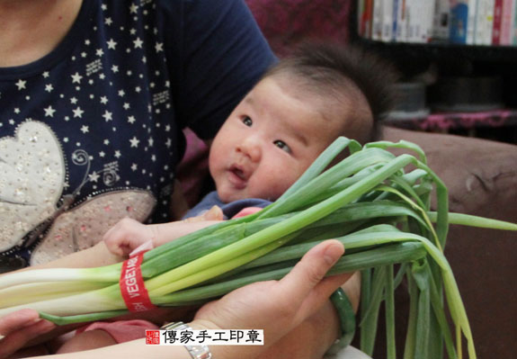 孟寶寶(台北內湖區到府嬰兒寶寶滿月剃頭理髮、免費到府嬰兒剃胎毛儀式吉祥話)。到府剃頭剃胎毛主持、專業拍照、DVD光碟、證書。★購買「臍帶章、肚臍章、胎毛筆刷印章」贈送：剃頭、收涎、抓周，三選一。2015.06.29 照片10