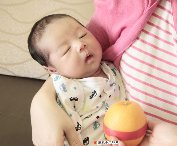 潘寶寶(新北中和區到府嬰兒寶寶滿月剃頭理髮、免費到府嬰兒剃胎毛儀式吉祥話)。到府剃頭剃胎毛主持、專業拍照、DVD光碟、證書。★購買「臍帶章、肚臍章、胎毛筆刷印章」贈送：剃頭、收涎、抓周，三選一。2015.11.23 照片9